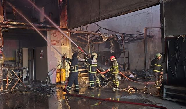 Oto tamirhanesinde çıkan yangın hasara neden oldu
