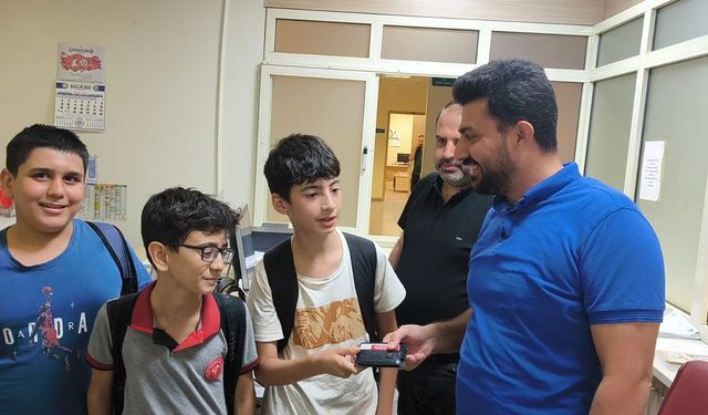 Öğrenciler bulduğu cüzdanı sahibine teslim etti