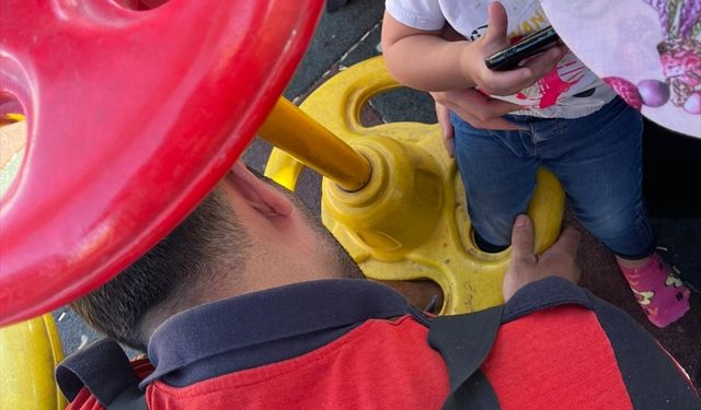 Ayağı sıkışan çocuğu itfaiye ekipleri kurtardı