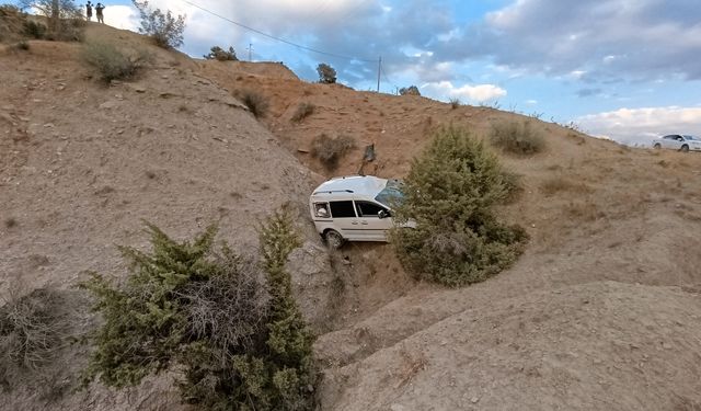 Şarampole devrilen hafif ticari araçtaki 2 kişi yaralandı