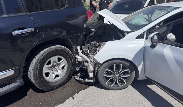 Şırnak'ta iki otomobilin çarpıştığı kazada 3 kişi yaralandı