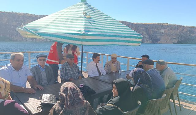 Besni’de Yaşlılara Tekne Turu Etkinliği