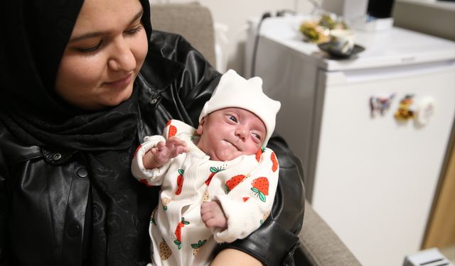 580 gram doğan bebek anasına kavuştu