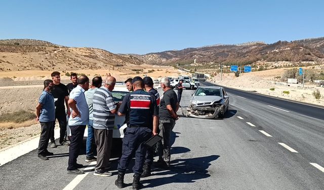 Adıyaman'da iki otomobil çarpıştı: 5 kişi yaralandı
