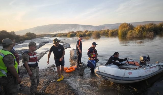 Çayın debisi yükseldi mahsur kaldılar
