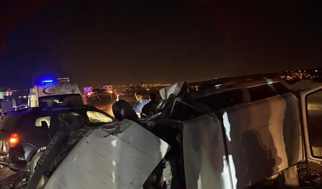 iki otomobilin çarpıştığı kazadai ölü, ve yaralı