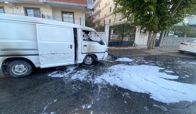 Batman'da park halindeki panelvan yandı
