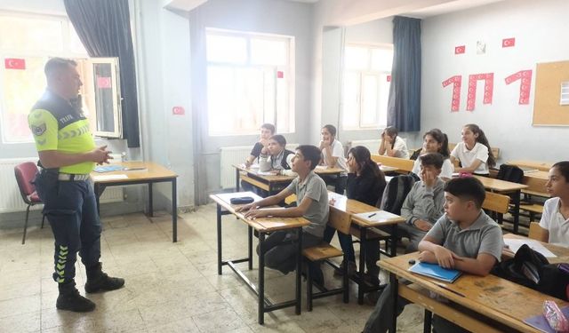 Besni’de 5 Köy Okuluna Trafik Bilgisi Verildi