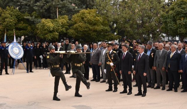Besni’de Cumhuriyet Bayramı Çelenk Sunumuyla Başladı