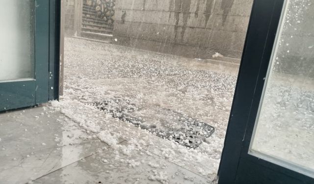 Besni’de Şiddetli Dolu Yağışı Şaşırttı