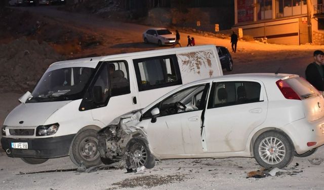 Besni'de zincirleme trafik kazası: 7 yaralı - Videolu Haber