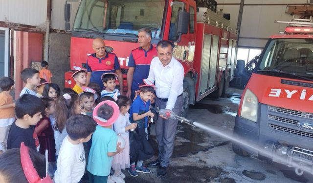 Besnili Minikler Yangın Söndürmeyi Öğrendi..