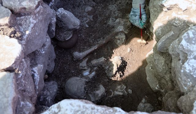Diyarbakır'da Çayönü Tepesi'nde 8 mezar gün yüzüne çıkarıldı