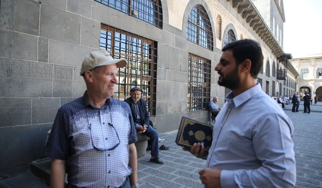 Diyarbakır imamları turistlere 4 dilde rehberlik yapıyor