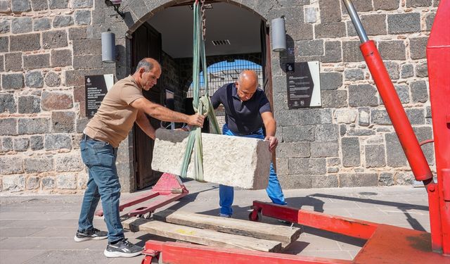 Diyarbakır'da kepçeye takılan mezar kapağı incelenecek