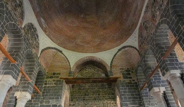 Diyarbakır'daki 'parmak izi' görünümlü kilise kubbesine ilgi