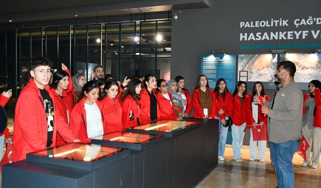 Hasankeyf’te öğrenciler 102. yılda bayrak yürüyüşü yaptı