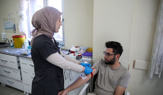 Hemşirelikten artakalan zamanını iyiliğe adıyor