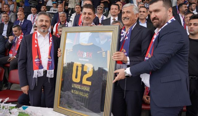 Kahta02 Spor'dan Başkan Hallaç'a 'Onursal Başkanlık' unvanı