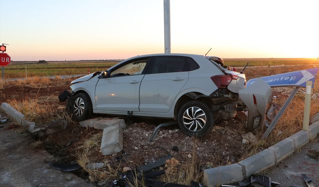 Minibüs ile otomobilin çarpıştığı kazada 12 kişi yaralandı