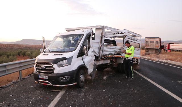 Kilis'te tır ile pikabın çarpıştığı kazada 3 kişi yaralandı