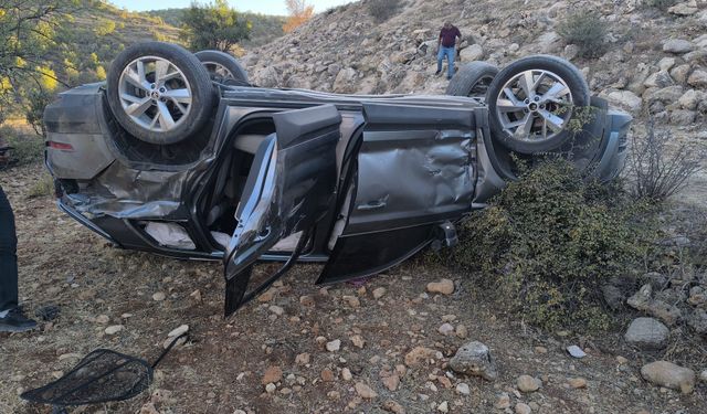 Mardin'de devrilen otomobildeki 2 kişi yaralandı