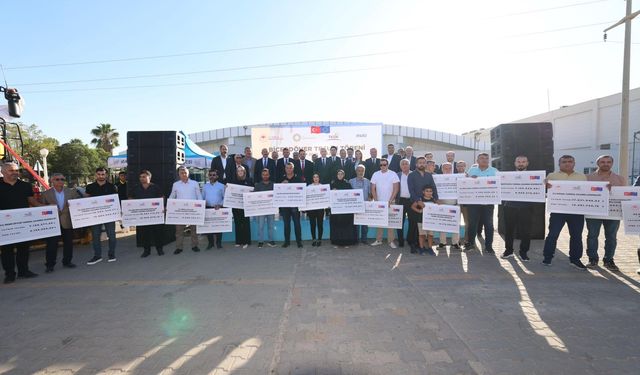 Kızıltepe'de 16 kooperatife 30 biçerdöver verildi