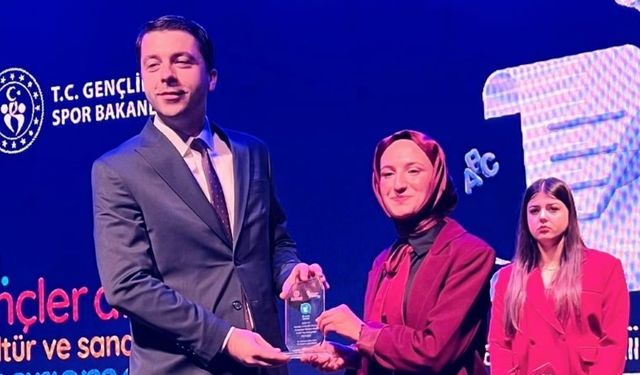 Özhan’dan Şiir Okuma Şampiyonumuza Moral Desteği!