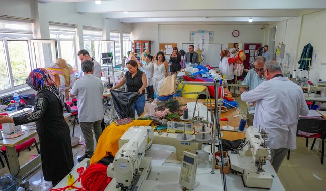 Sahne dekoru ve kostümlerinden kıyafet tasarladılar