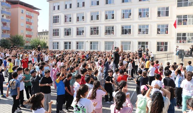 Siirt'te 1600 öğrenci aynı anda spor yaptı