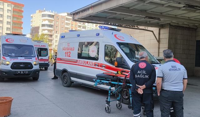 Siirt'te devrilen hafif ticari araçtaki 4 kişi yaralandı