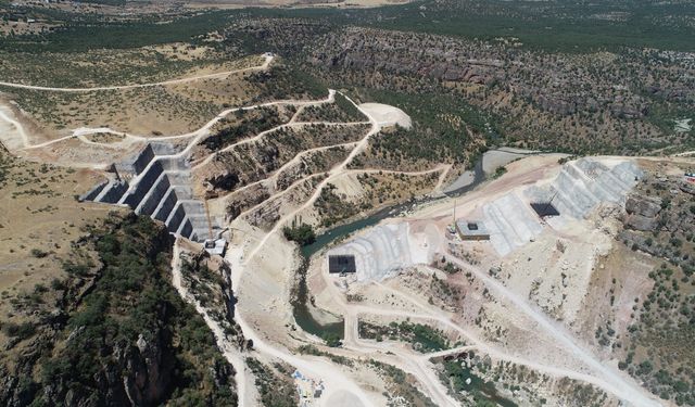 Silvan Taşköprü Viyadüğü ve Köy Yolları yapımı sürüyor