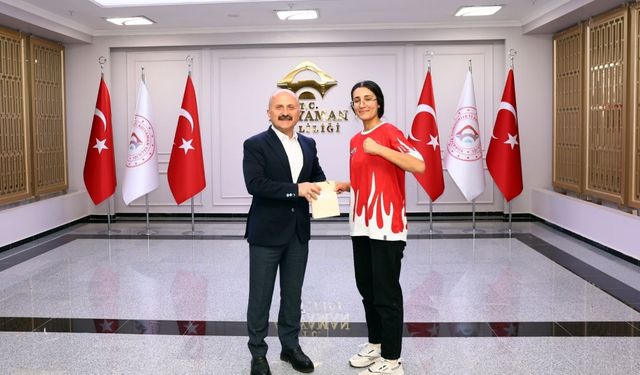 Muay Thai dünya ikincisi Erdoğan'a Vali'den ödül