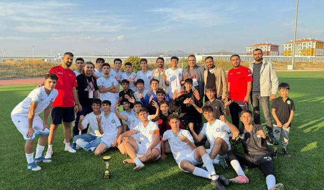 Adıyaman Belediyespor U-18 takımı şampiyon oldu