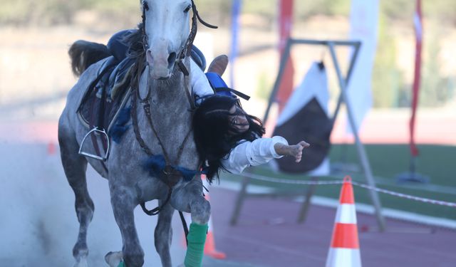 Akrobat baba-kız, geleneksel atlı savaş sanatını yaşatıyor