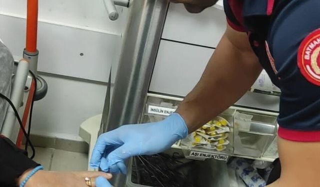 Parmağında sıkışan yüzüğü itfaiyeciler çıkardı