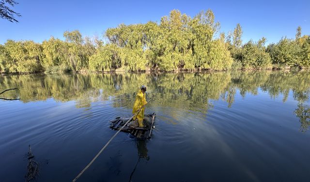 Dicle Nehri'nde 55 yıldır 'kelek' üzerinde balık avlıyor