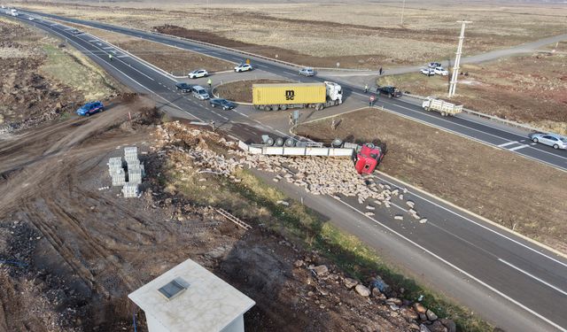 Diyarbakır-Şanlıurfa’da tır devrildi, trafik yavaş