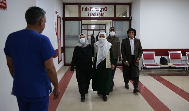 Çapraz böbrek nakli ile eşlerini hayata bağladılar