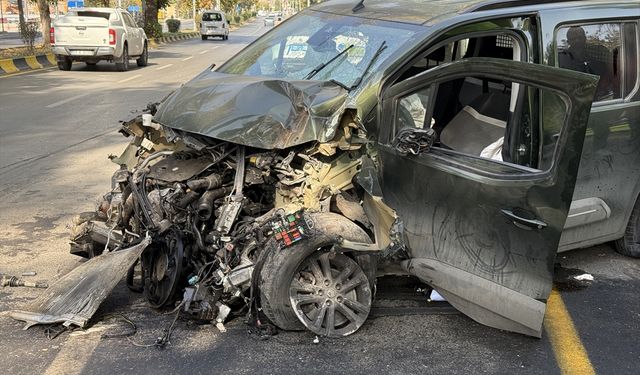 Aydınlatma direğine çarpan sürücü yaralandı