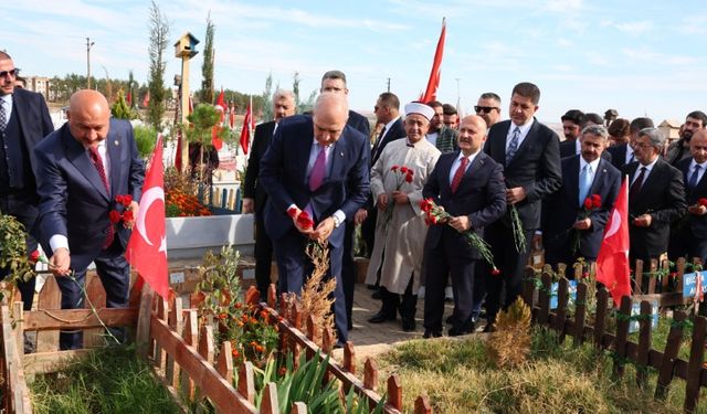 Kurtulmuş’tan Deprem Şehitlerine Dua ve Çiçek