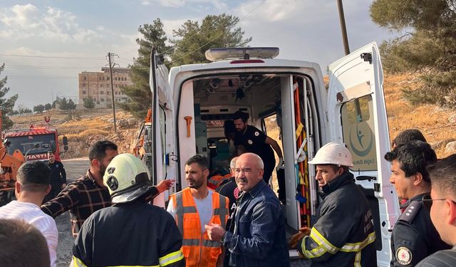 Devrilen iş makinesinin operatörü yaralandı