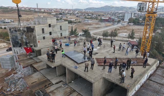 Nurdağı’nda son deprem konutu kalıbı yerleştirildi