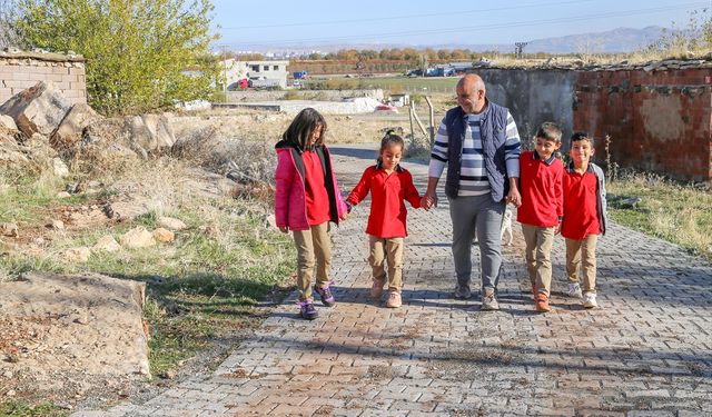 Okulu Çocuklar İçin Yaşam Merkezine Dönüştürdü