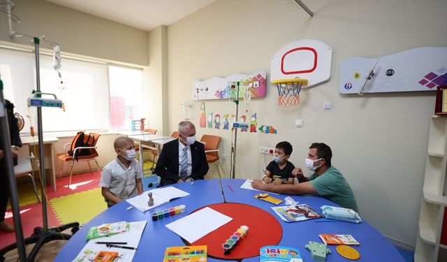 Tahmazoğlu, lösemili çocukları ziyaret etti