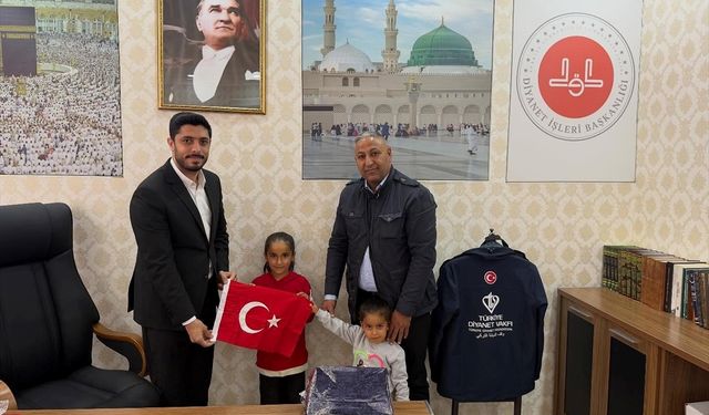 Şanlıurfa'da kız kardeşlerin bayrak sevgisi yürekleri ısıttı