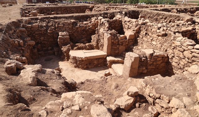 Sefertepe’de 10 bin yıllık insan yüzü kabartmaları bulundu.