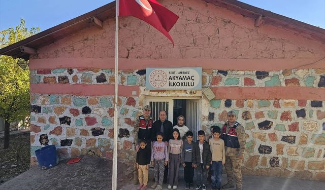 Siirt'te jandarma ekiplerinden 'Öğretmenler Günü' kutlaması
