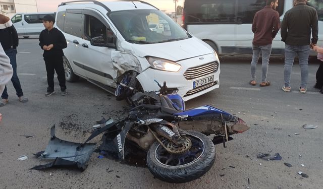 Hafif ticari araçla çarpışan motosikletteki 2 kişi yaralandı