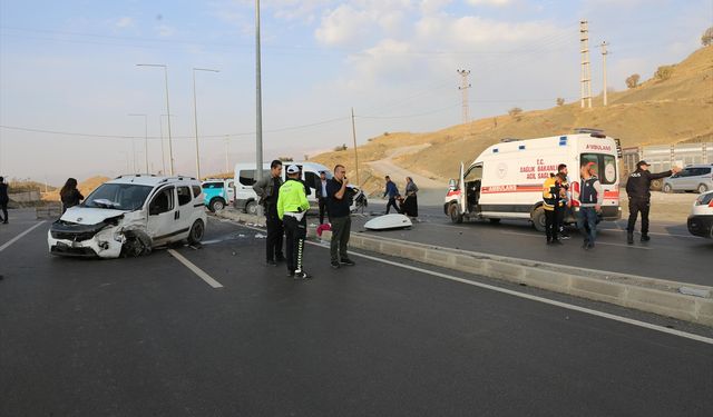 Şırnak'ta minibüs ve hafif ticari araç çarpıştı: 19 yaralı